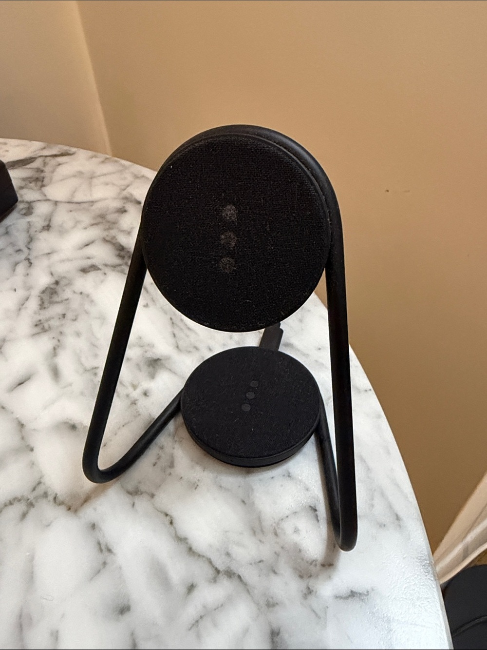 Apple MagSafe Duo Wireless Charger Stand in Black AirPods charger